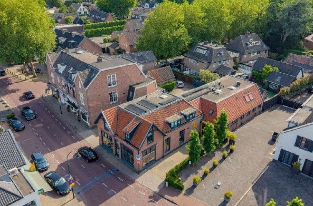 Naarderstraat 31-33 in het centrum van Laren