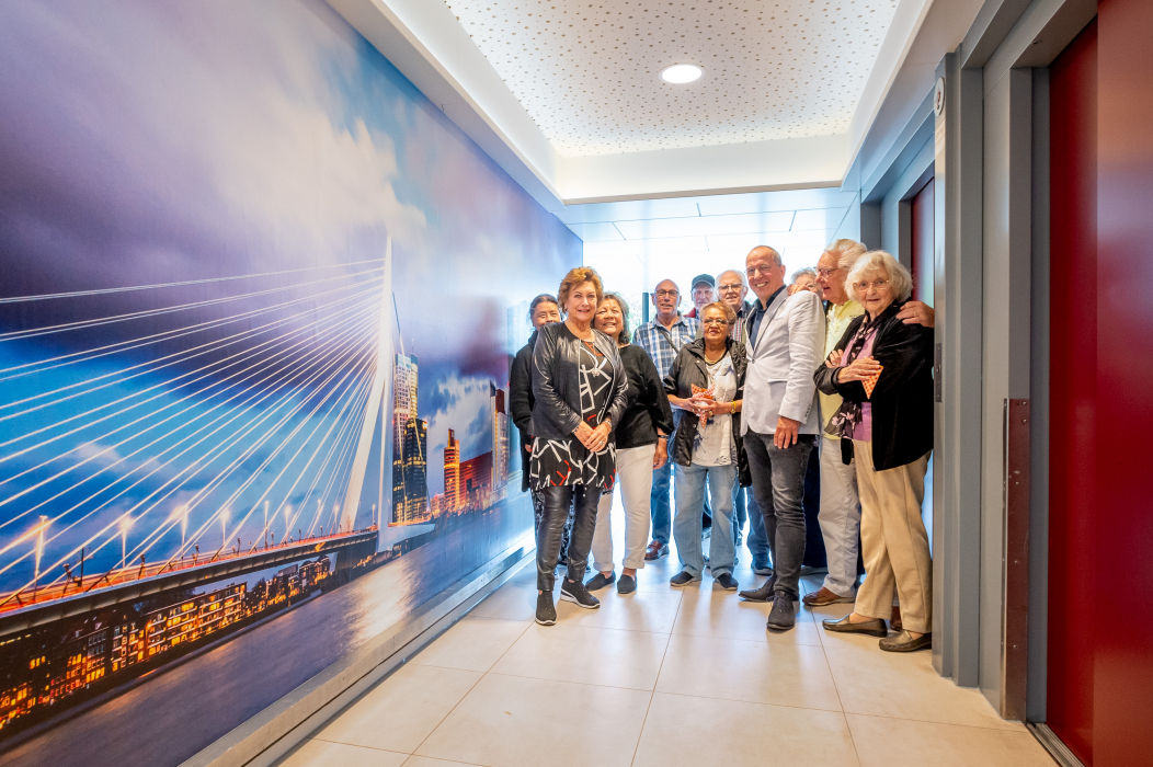 Woonbron directeur Arthur Oerlemans met enkele inwoners van de Tuynenburghflat