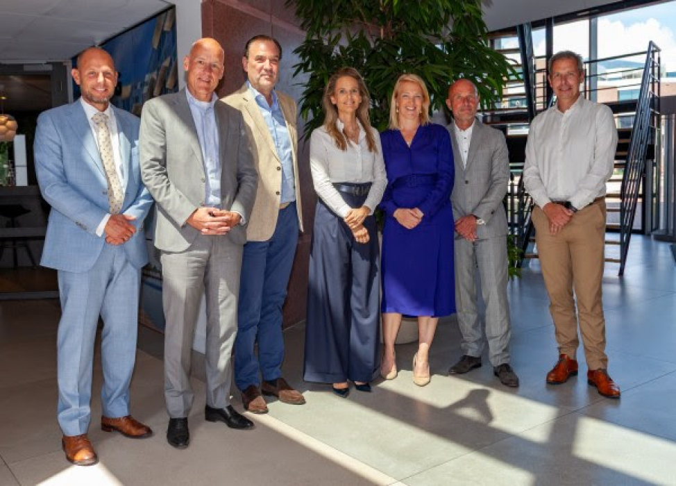 v.l.n.r. Manfred Ziere (MVGM), Janno de Haas (MVGM), Arjen Boesveldt (Cushman & Wakefield), Annelou de Groot (Cushman & Wakefield), Annemarie Maarse (Bouwinvest), Allard van Spaandonk (Bouwinvest), Eric Prevoo (vb&t)