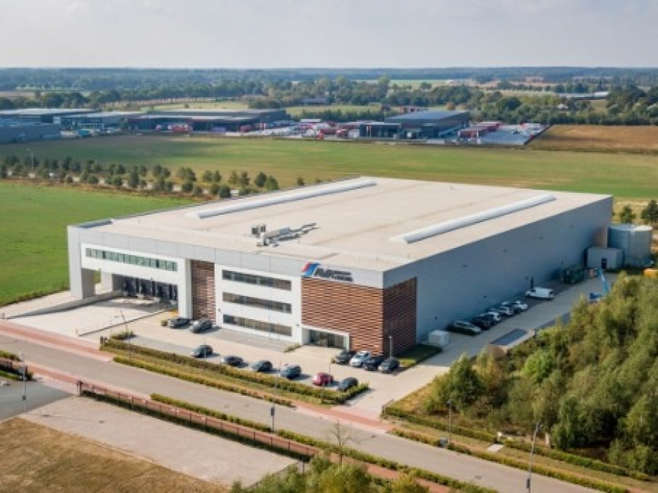 Bedrijfscomplex aan de Smaragdweg 40 in Hapert