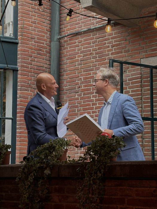 initiatiefnemer Bart Dura en Wethouder Henk Harms Gebiedsontwikkeling en Ruimtelijke Ordening