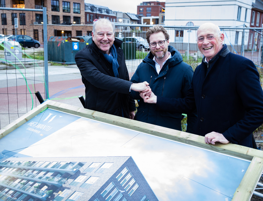 Foto v.l.n.r.: Wilco van den Ban (AM), wethouder Maarten Burggraaf, Albert van Eijnsbergen (J.P. van Eesteren)
