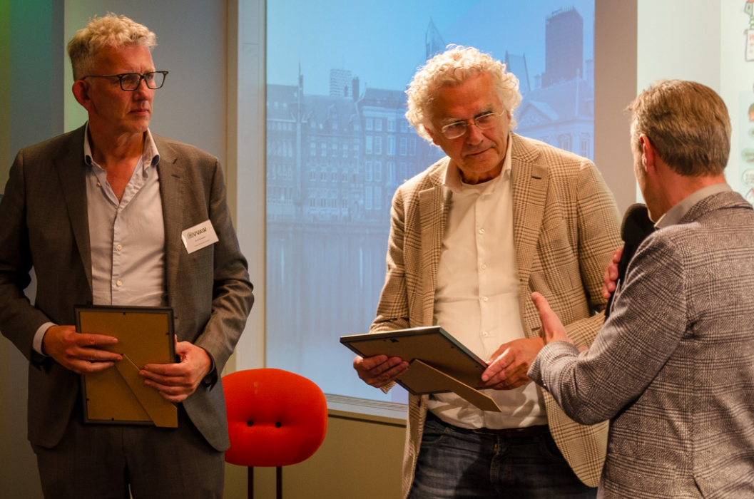 VVAW-ereleden Duco Bodewes (links) en Johan Conijn ontvangen een oorkonde uit handen van VVAW-voorzitter Mark Mooijman (rechts)