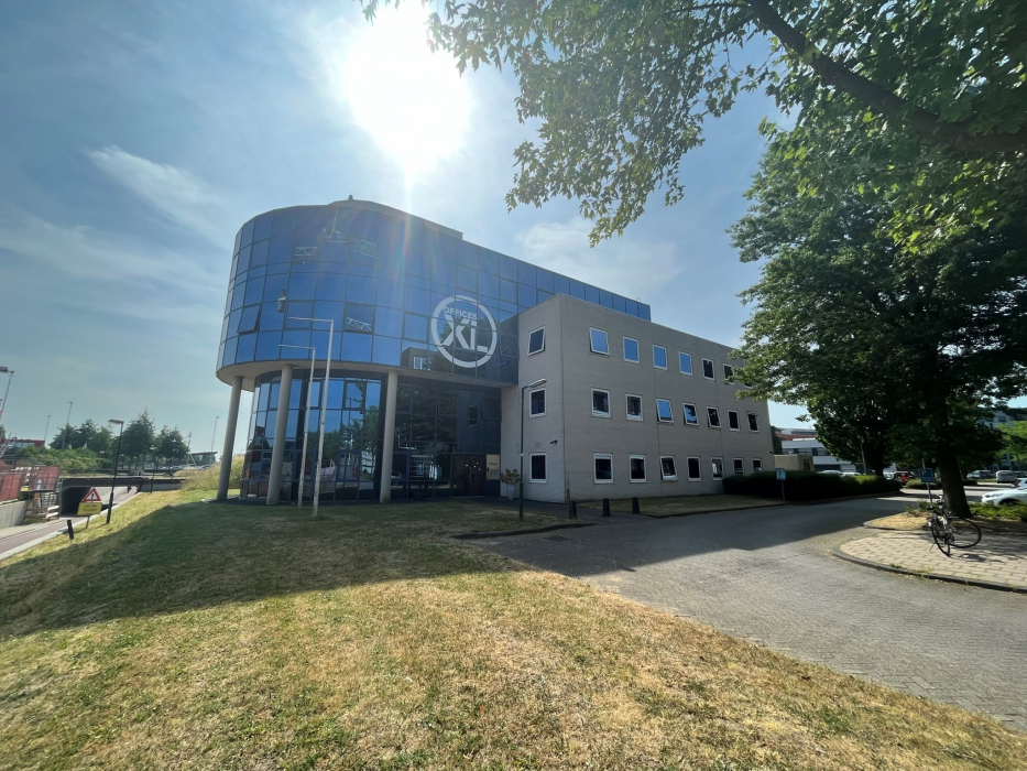 Kantoorgebouw aan de Kokermolen 2-8 in Houten