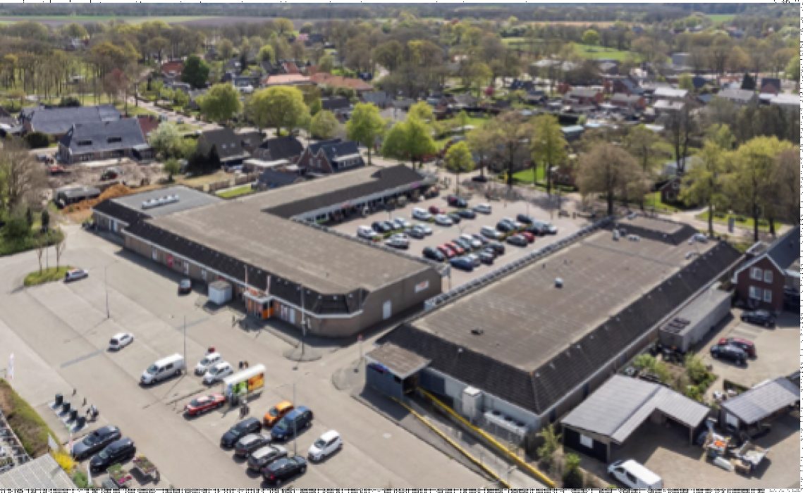Winkelcentrum aan de Zuidlaarderweg 79-91 in Annen