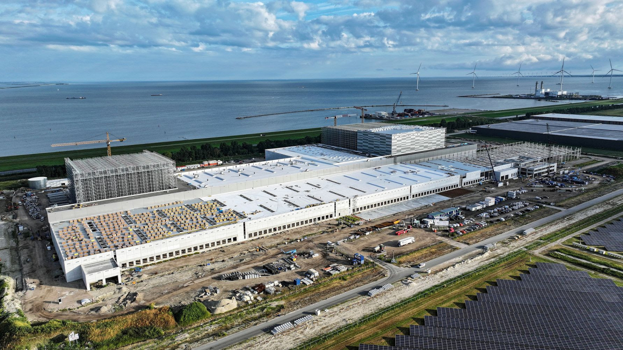De bouw van het nieuwe distributiecentrum van JYSK in Lelystad verloopt voorspoedig.