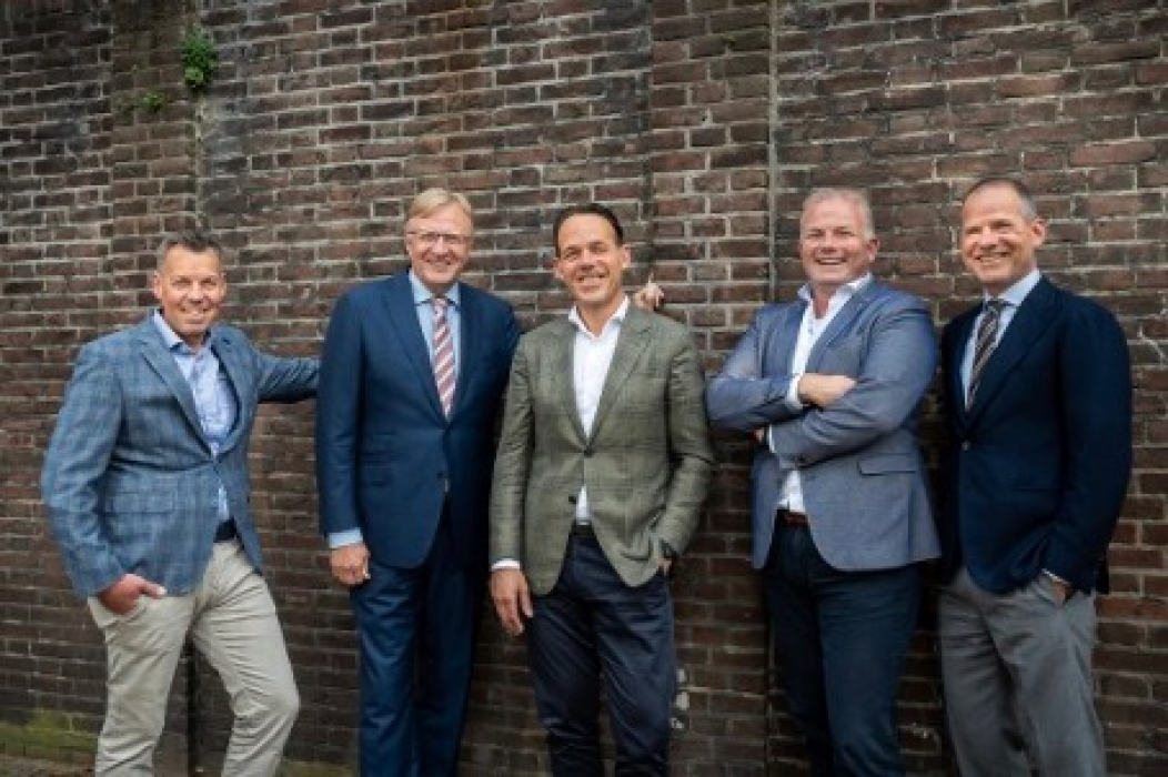 v.l.n.r. Joris van Wanrooij (Directeur bouwbedrijf Van Wanrooij), Ton Hillen (CEO Heijmans), John van Wanrooij (Algemeen directeur Van Wanrooij), Gavin van Boekel (CFO Heijmans), Clemie van Wanrooij (Directeur projectontwikkeling Van Wanrooij).