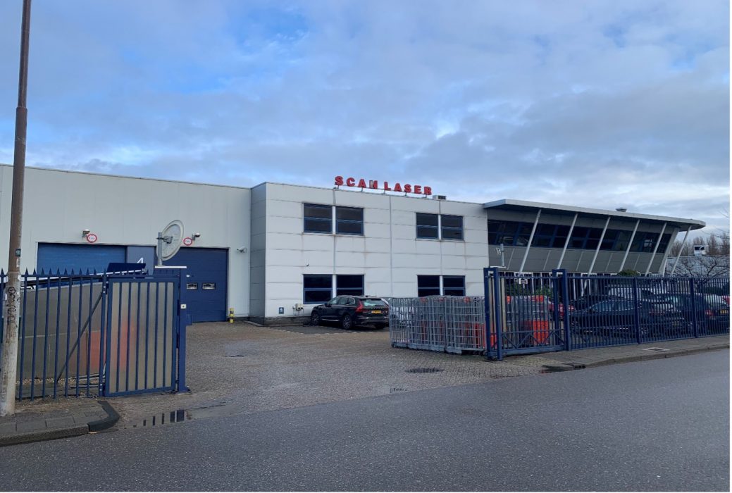 Bedrijfsgebouw aan de Symon Spiersweg 4 in Zaandam