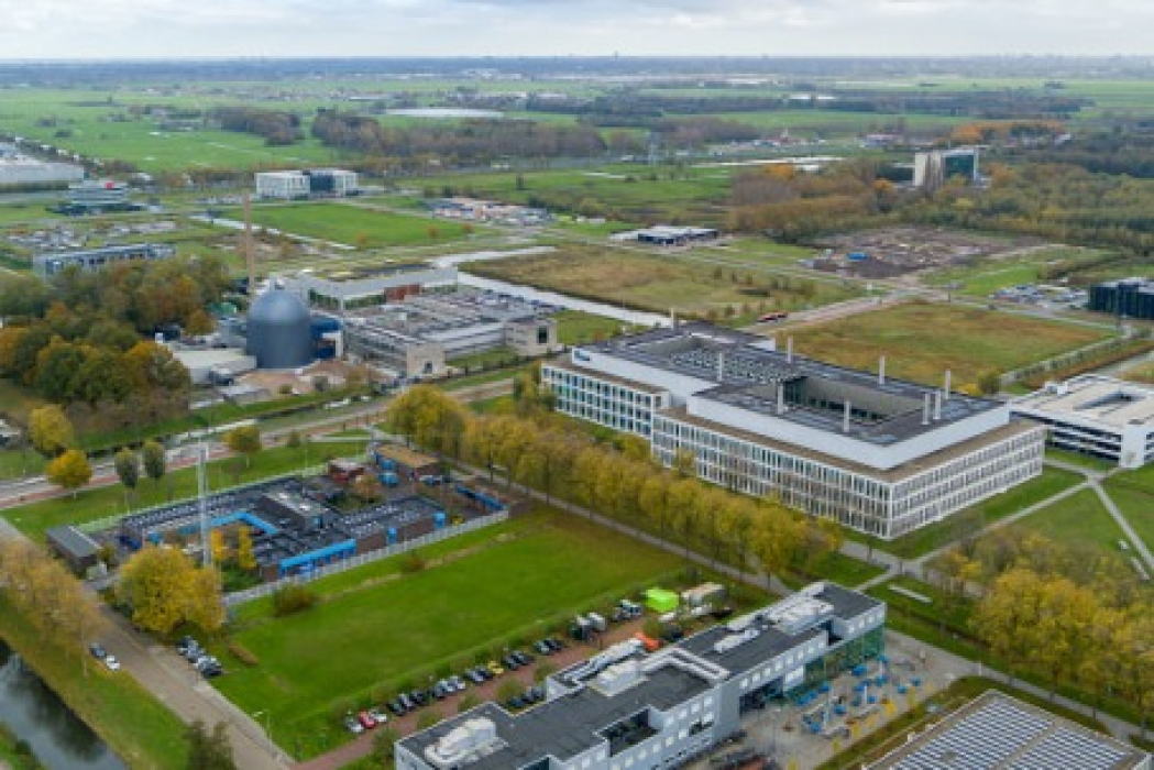 Links op de foto: het huidige Physics-gebouw