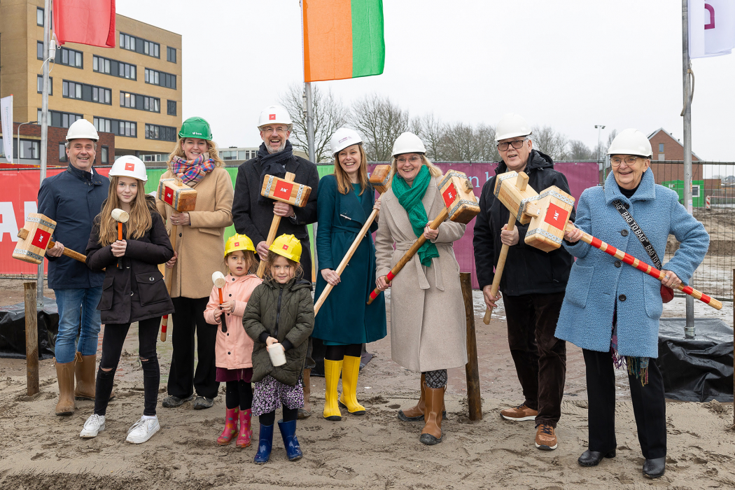 Eerste paal geslagen in bijzijn van betrokken partijen, bewoners en kinderen uit de buurt