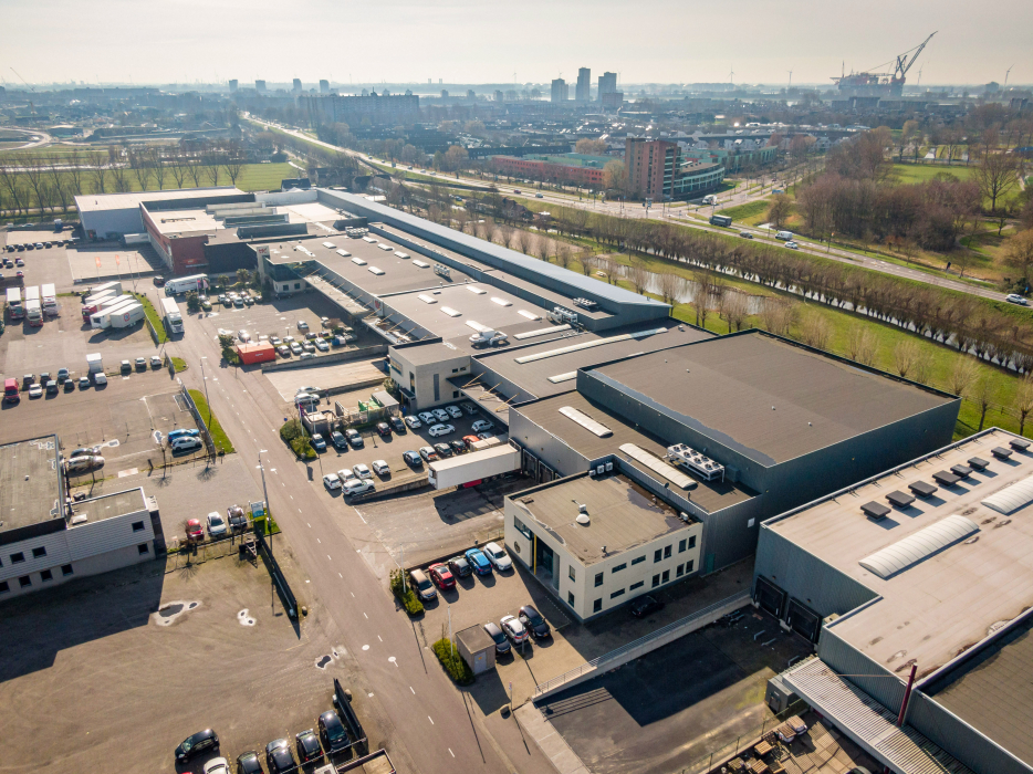 Het logistieke bedrijfscomplex aan de Transportweg 49-55 in Maasdijk