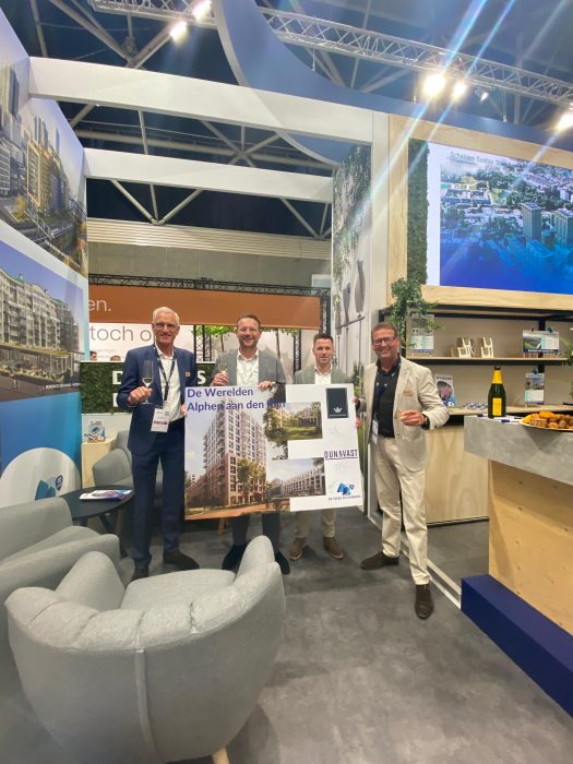 Dunavast, Prinsenburg en De Vries en Verburg tijdens de ondertekening van project De Werelden