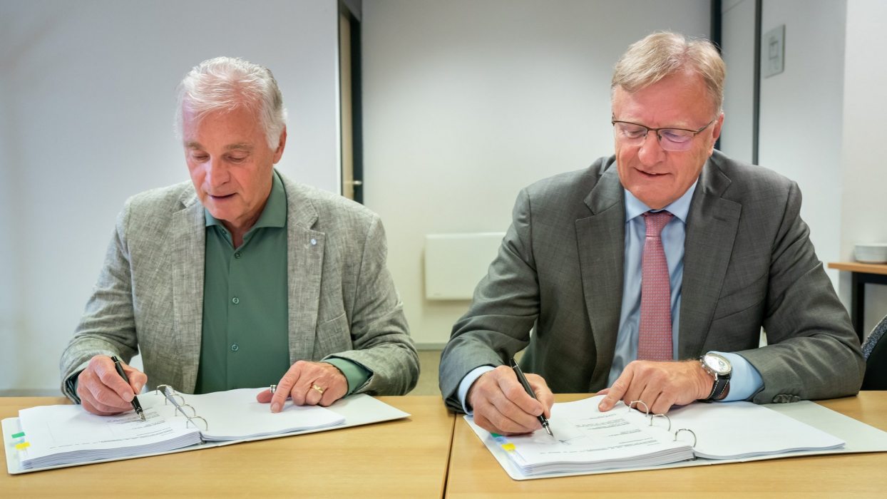 Moment van tekenen van de overeenkomst tussen Heijmans en Van Gisbergen