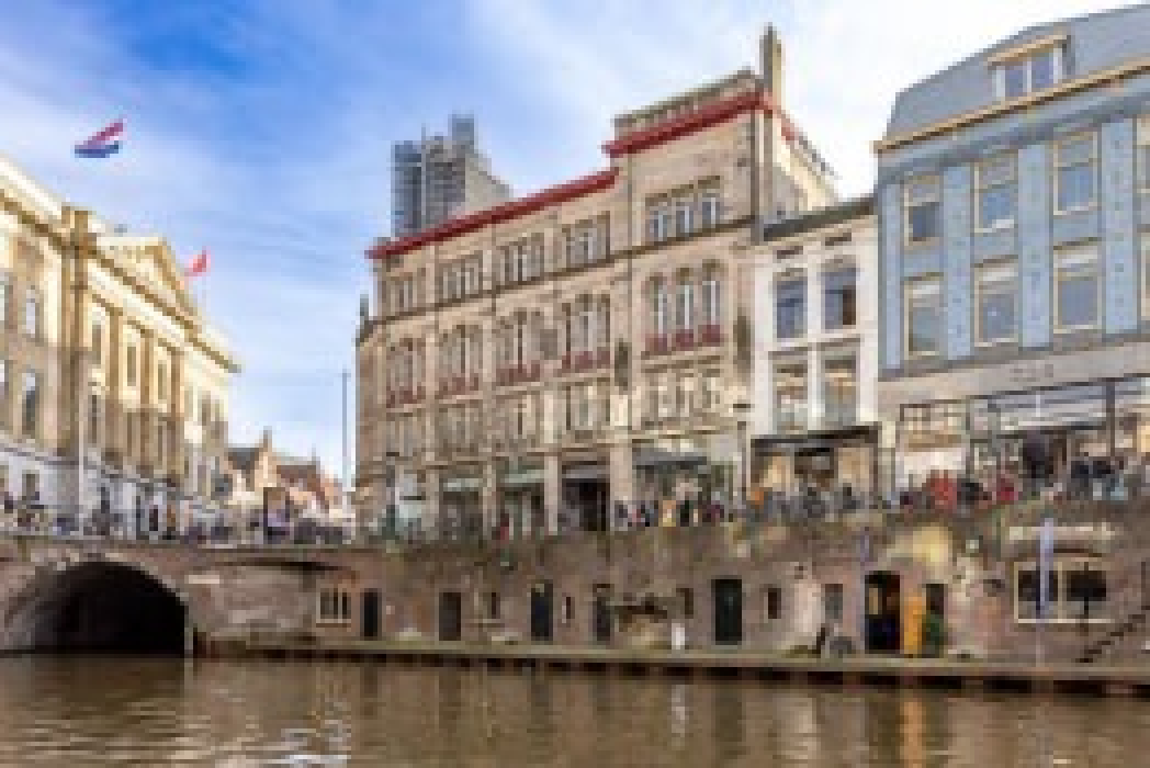 Magazijn De Zon aan de Oudegracht 167 in Utrecht