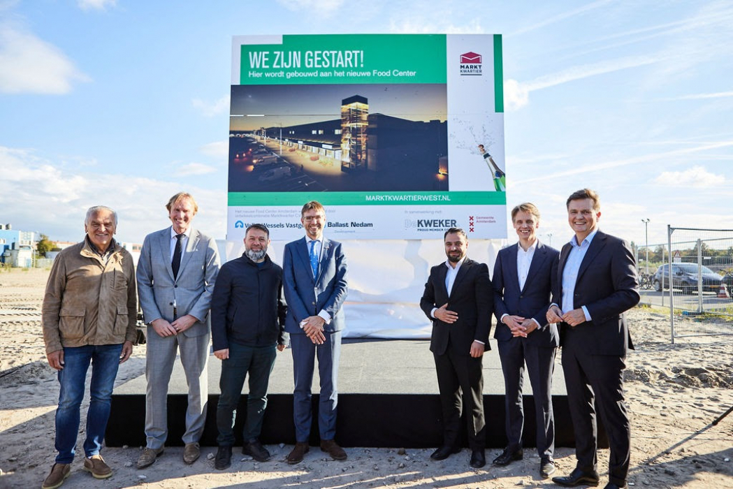 Wethouder Steven van Weyenberg, samen met ondernemers en ontwikkelaars Ballast Nedam Development en VolkerWessels