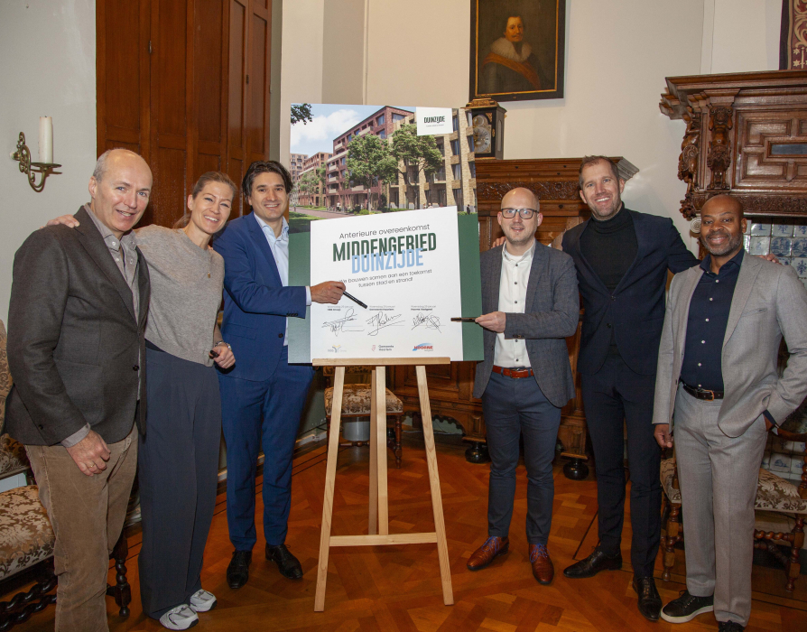 Tekenmoment (v.l.n.r.): Martijn van de Poll en Maaike Uttien van HBB Groep, wethouder Floor Roduner, Arnout Vos, Paul van der Eng en Philip Bruinhard van Hoorne Vastgoed.