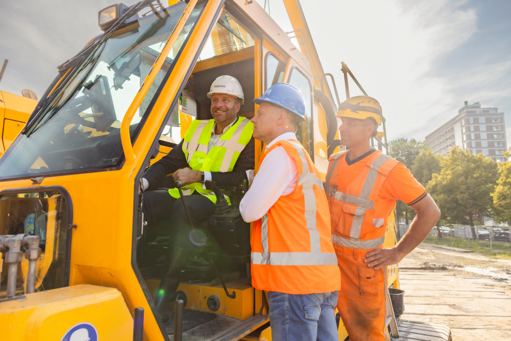 Start bouw handeling: Hugo de Jonge, Gijsbert van Herk en Martijn Balster